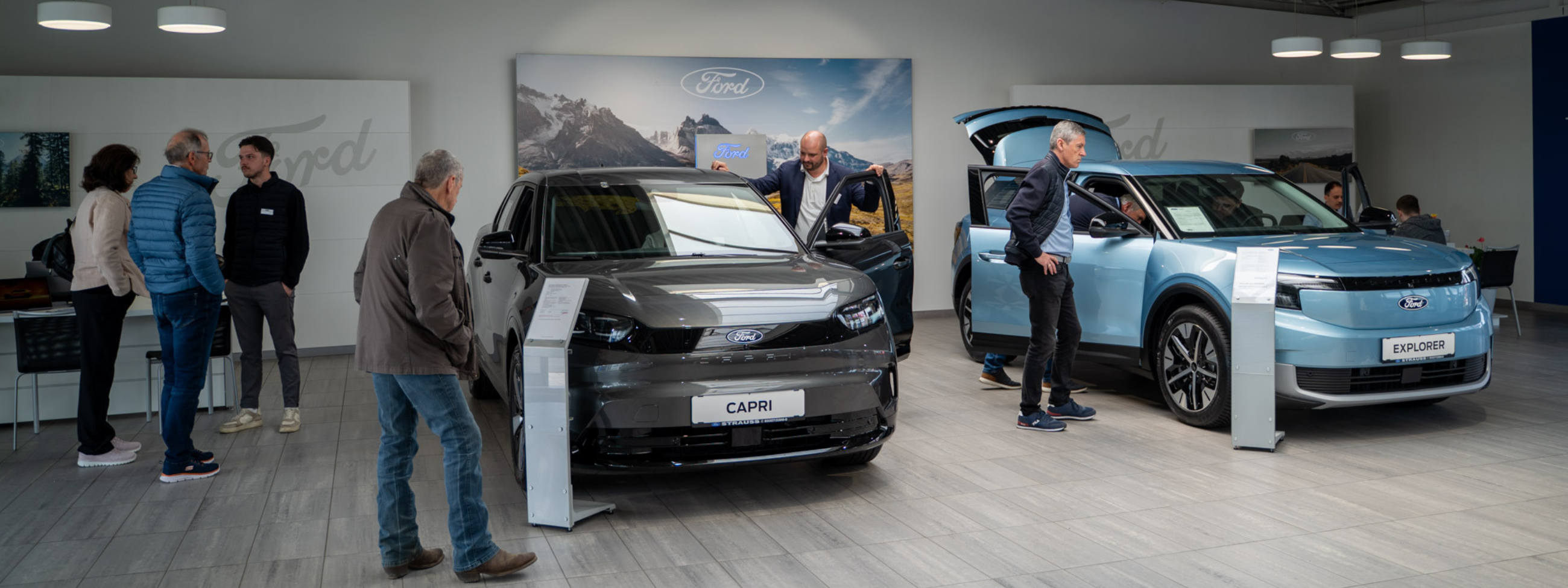 Hausmesse im Autohaus Strauss, Kunden betrachten Ford Fahrzeuge.