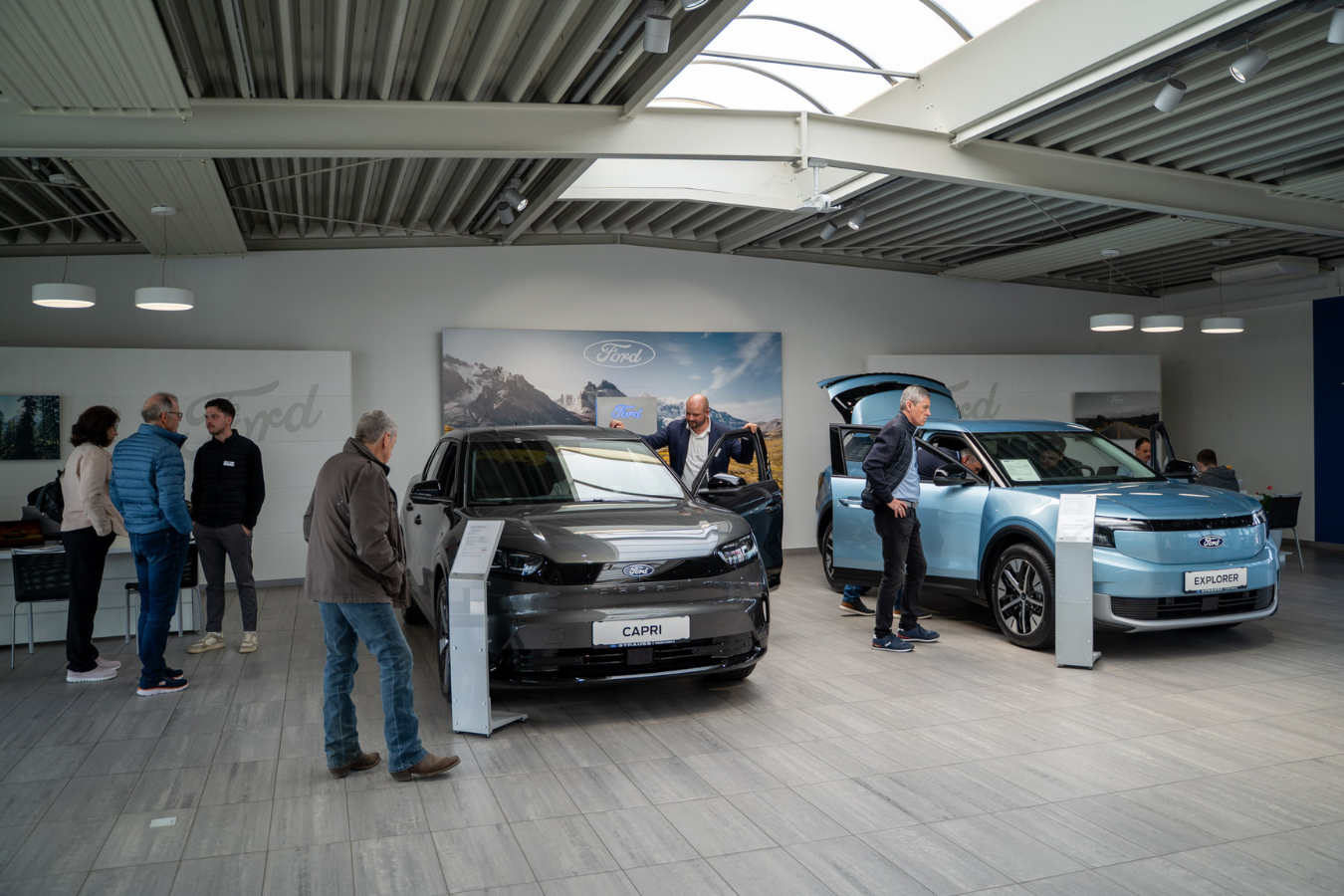 Hausmesse im Autohaus Strauss, Kunden betrachten Ford Fahrzeuge.
