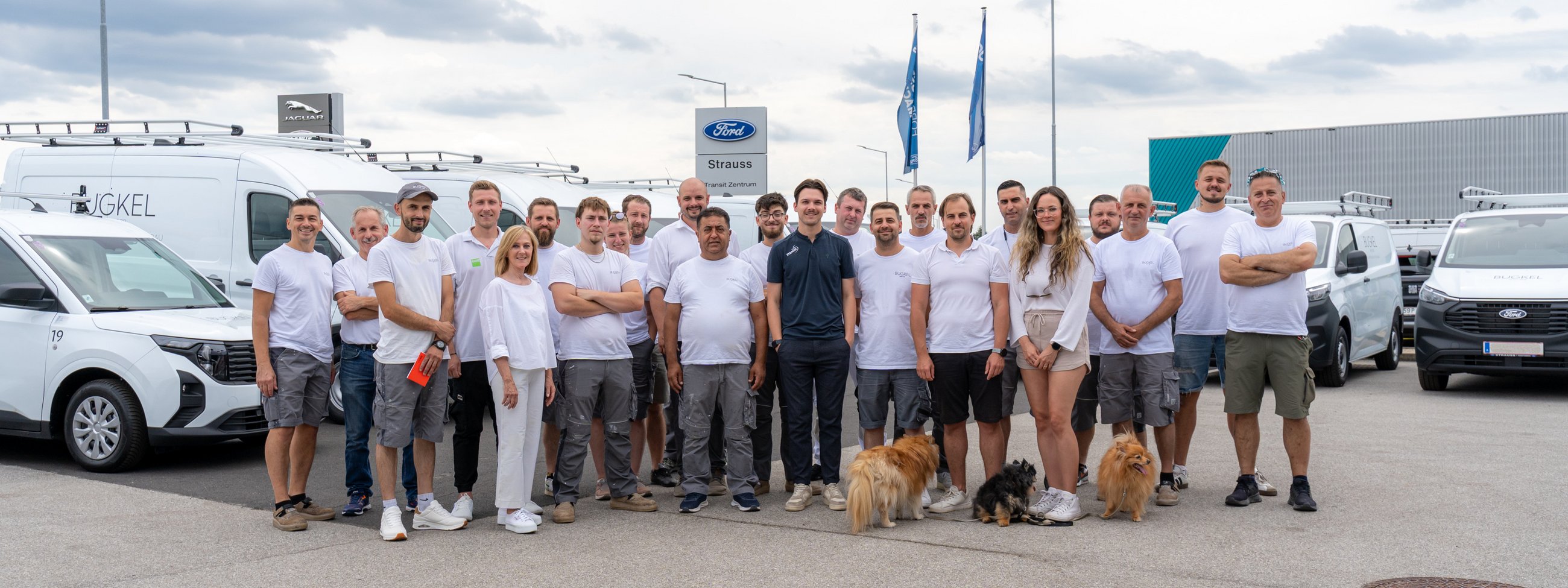 Gruppenfoto bei der Übergabe von 18 Ford Nutzfahrzeugen an die Bugkel GmbH – Autohaus Strauss, St. Michae