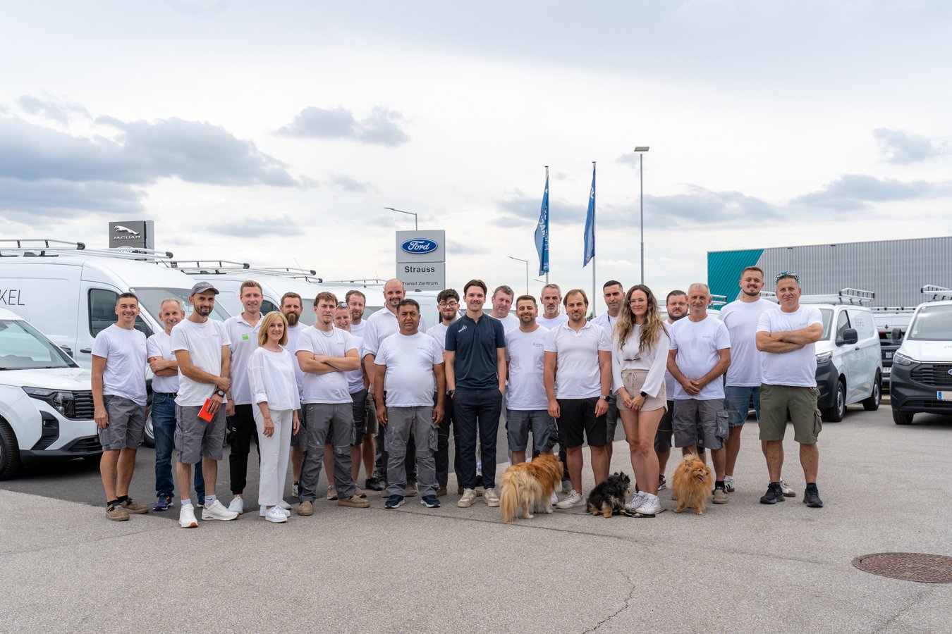Gruppenfoto bei der Übergabe von 18 Ford Nutzfahrzeugen an die Bugkel GmbH – Autohaus Strauss, St. Michael