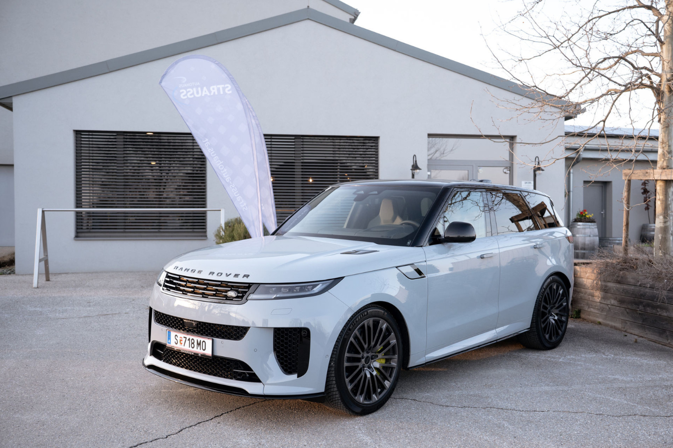 Range Rover des Autohauses Strauss vor dem Weingut Straka.